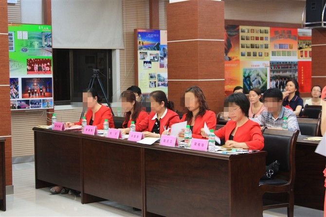 评委在认真的评审