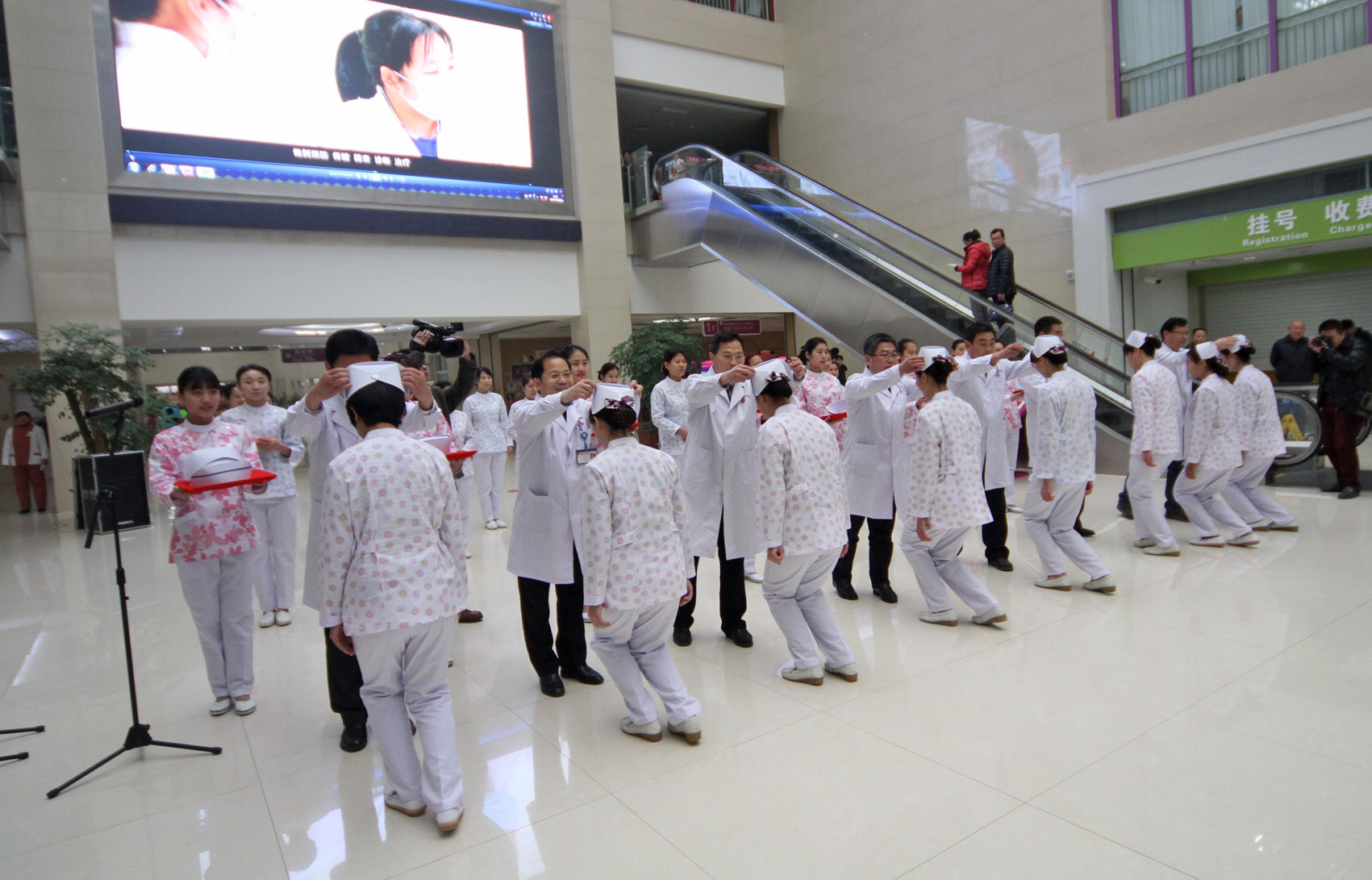 院领导正在为护士脱帽