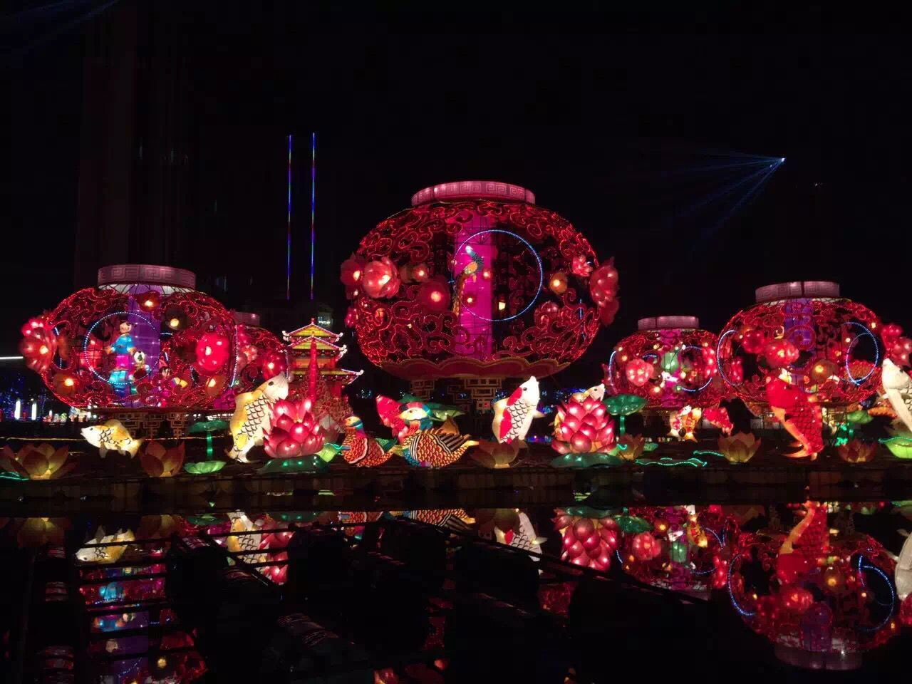 元宵到来挂灯笼，满堂结彩人更红.jpg