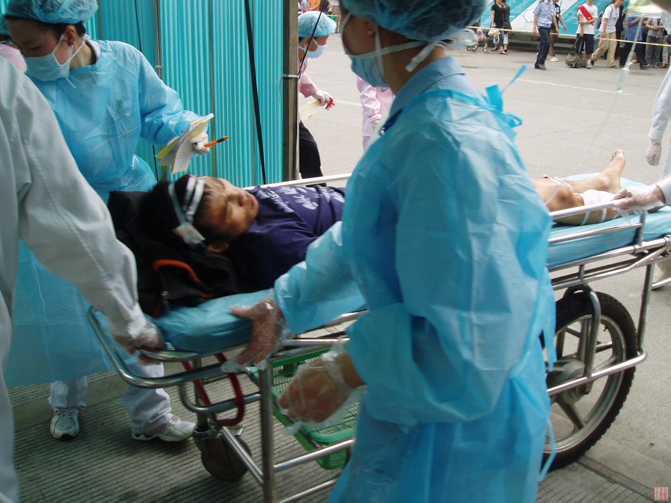 有外伤者先送入污染区