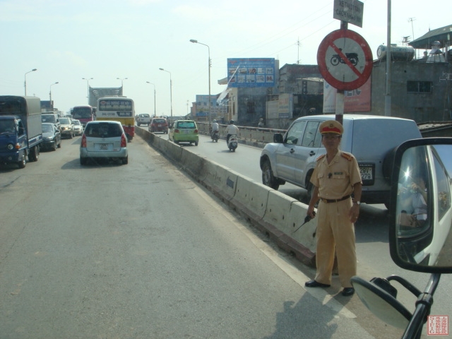 越南交警.JPG